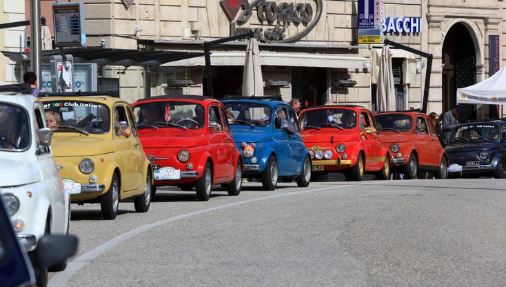 Fiat 500 storiche, la sfilata per il centro di Genova