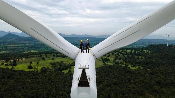 Rystad Energy: rinnovabili, sorpasso degli investimenti sulle fonti fossili nel 2025
