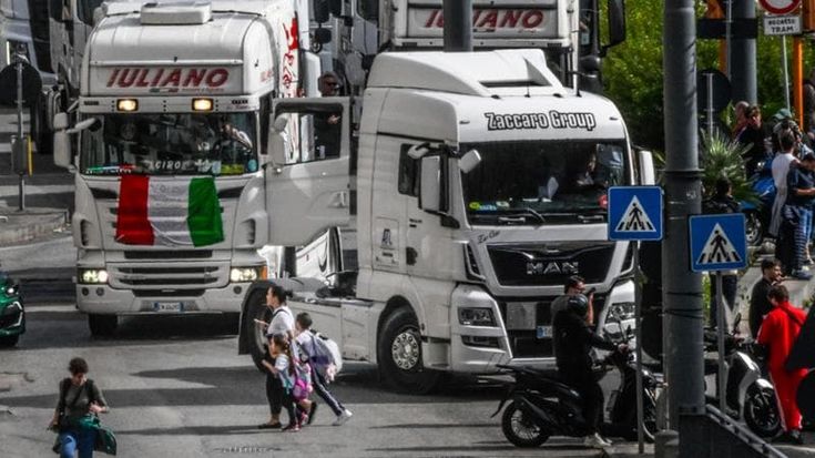 L’Eni proroga il tetto contro il caro carburanti. Schlein: “Serve una legge”