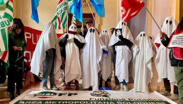 “Vogliamo più soldi”, in Consiglio dipendenti comunali vestiti da fantasmi e le note di Ghostbusters