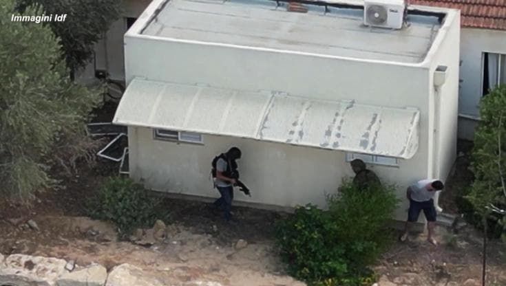 Israele, il dramma del 7 ottobre visto dal drone: la battaglia nel kibbutz