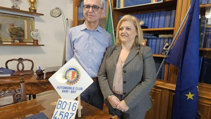 La prima targa storica in Puglia consegnata a Bari: è per una gloriosa Honda Cb500 four del 1976
