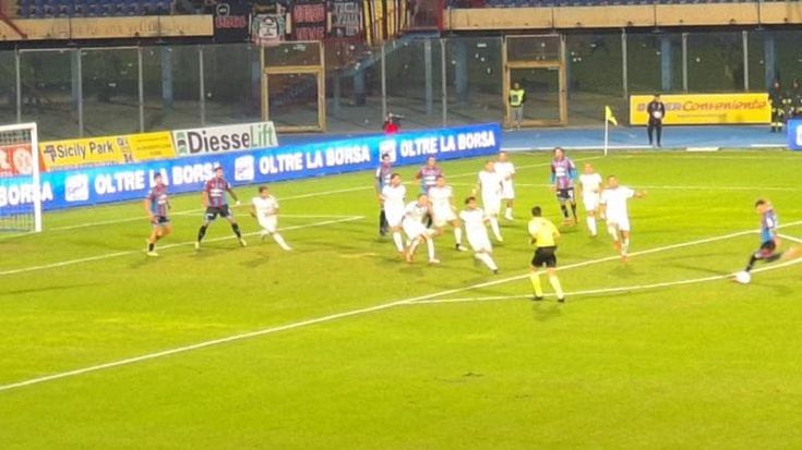 Il Catania non si ferma più, batte il Crotone 2-0 e consolida il primato