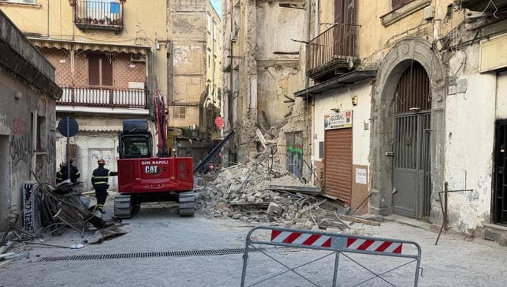 Napoli, crolla palazzo disabitato a Porta Capuana. Manfredi: “Basta case abbandonate, sono pericolo”