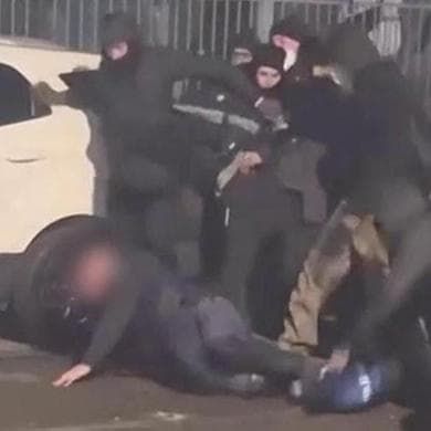 Espelliamo i cappucci dai cortei. Troppi miliardi ai troppo giovani