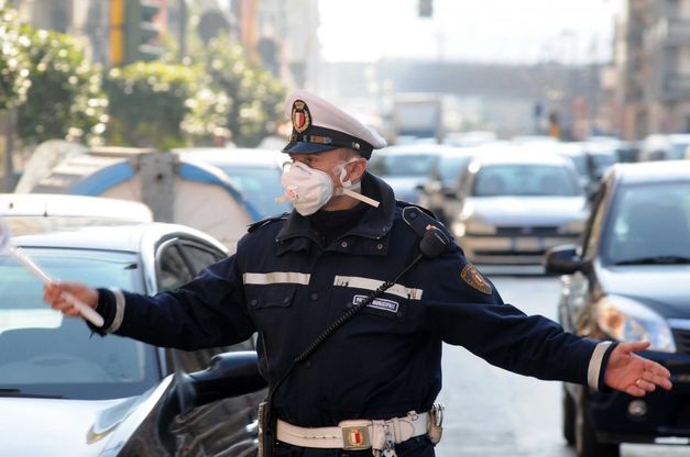 Sos smog, vigili con la mascherina.<br />A Bari scene come a Pechino