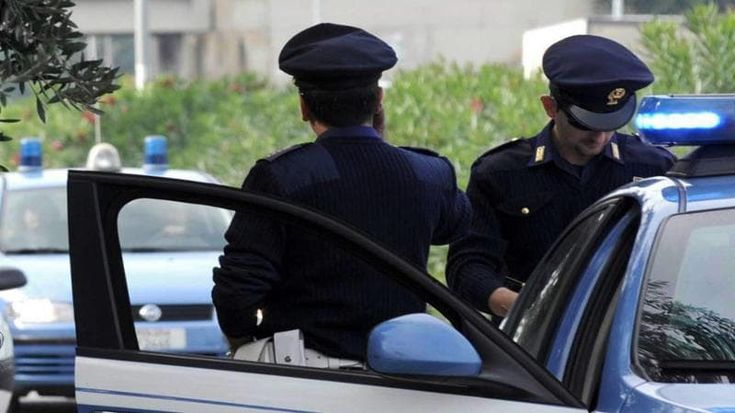 “Va rieducata, è troppo occidentale”, legava e picchiava la figlia adolescente: arrestata