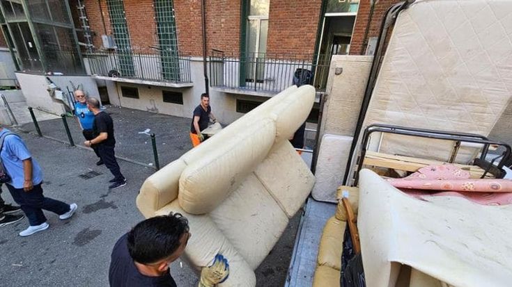 Maurizio Marrone (FdI) festeggia con i suoi allo sgombero Atc ma l’operazione è del Comune. Rosatelli: “Manifestazione indegna”