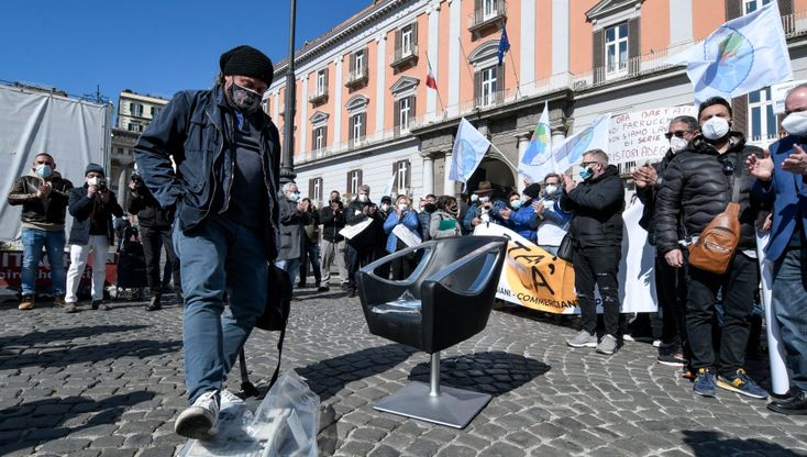 Covid, a Napoli in piazza la protesta parrucchieri: "Siamo rovinati "