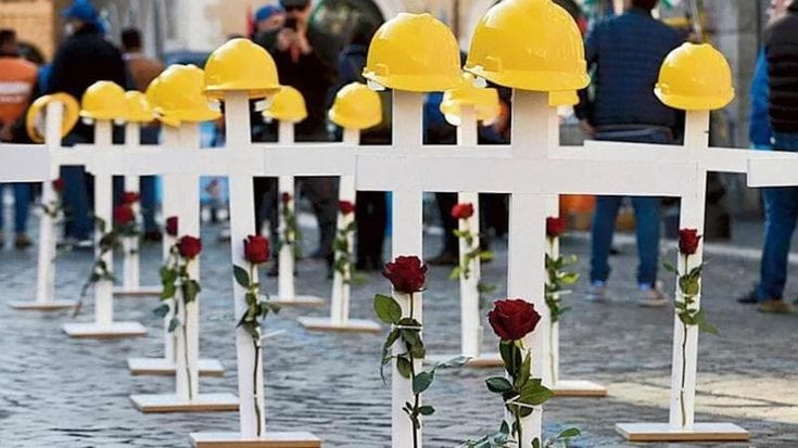 Operaio a 67 anni cade da un tetto e muore. La Cgil: “E’ una strage, a questa età il rischio sale”
