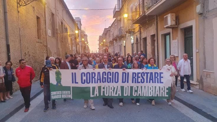 Niscemi, la Via Crucis degli sfollati tra le case perdute: “La frana non si ferma, fate presto”