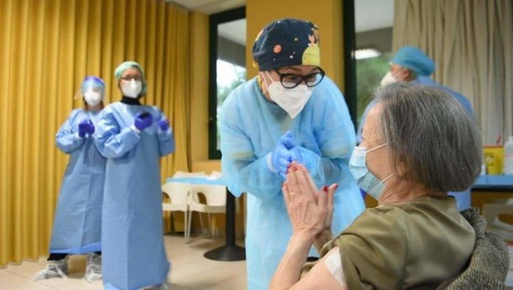 Vaccini, Figliuolo a Draghi: 1 milione di dosi Pfizer alle Regioni nelle prossime 24 ore. Iss: calo di incidenza e decessi nelle strutture per anziani
