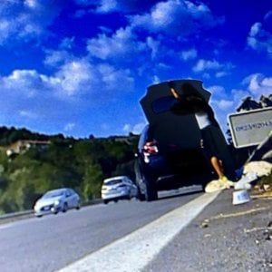 Abbandonano rifiuti lungo la Cilentana, scovati dalle fototrappole dei carabinieri forestali