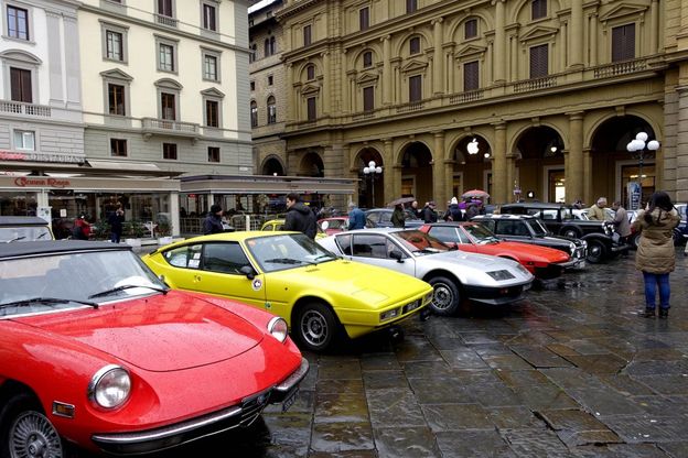 Sfilata delle auto amarcord a Firenze