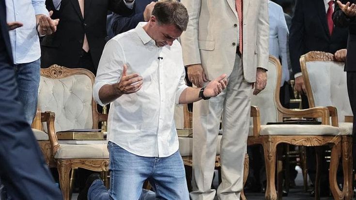 Nel nome del padre, il figlio: così la chiesa pentecostale in Brasile s’inchina a Flávio Bolsonaro
