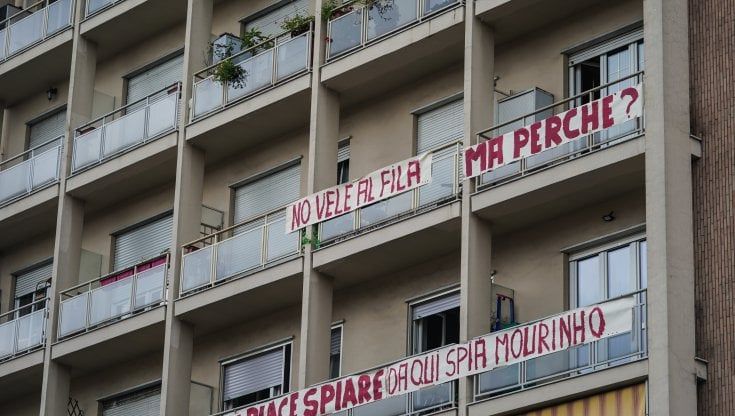 Juric oscura gli allenamenti del Toro al Filadelfia. La protesta sarcastica dai palazzi intorno: "Da qui ti spia Oronzo Canà"