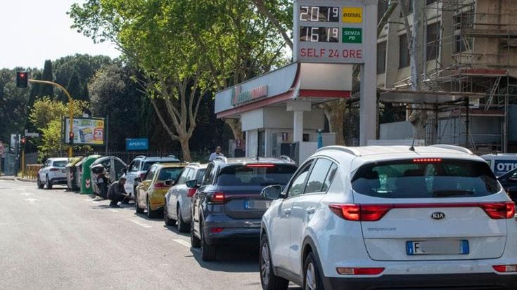 Benzina, tutti in fila al distributore meno caro di Roma: “Noi, rabdomanti di carburante low cost con le app”