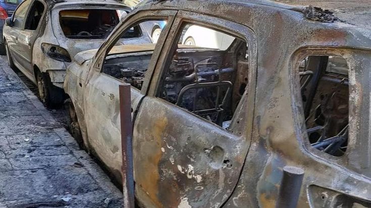 Napoli, incendio al Vomero: bruciate tre auto a via Conte della Cerra
