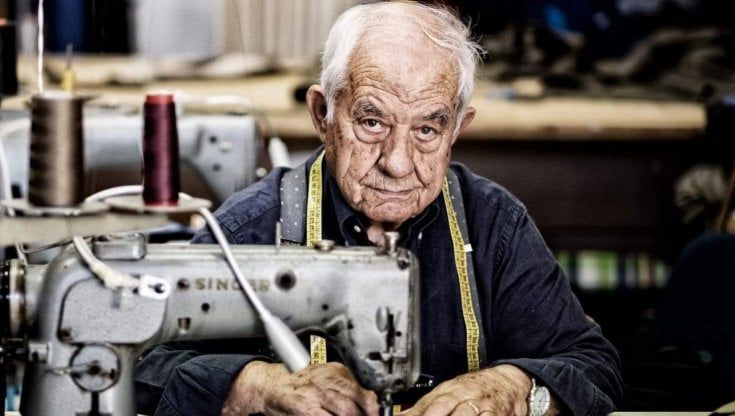Morto Virgilio Romano, addio al sarto dei soldati italiani. Sui social: "Ti ricorderò con questa divisa che mi hai cucito addosso"