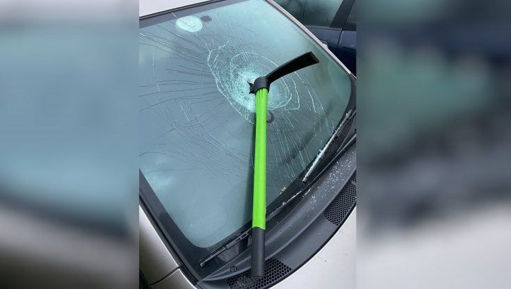 Biella, un piccone nel parabrezza la "sorpresa" dopo la lite per il parcheggio. Denunciato il rivale
