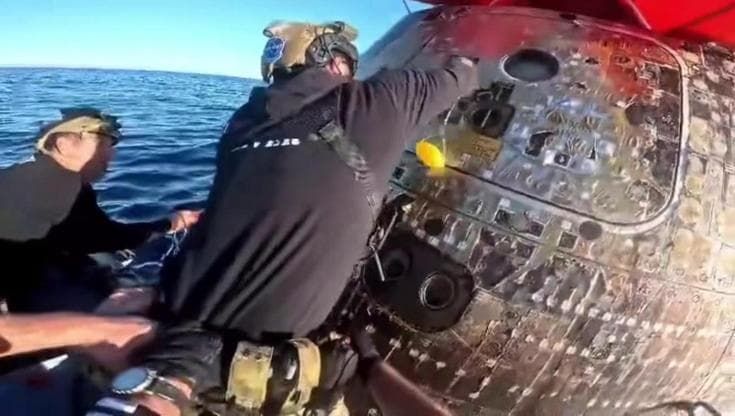 Artemis II, la squadra di recupero apre il portello della capsula Orion: "Bentornati a casa ragazzi"