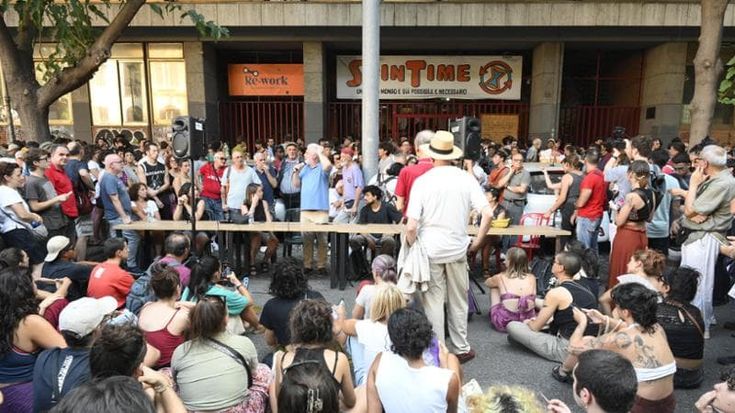 Spin Time, la giornata più lunga dei 400 residenti: tutti in strada dopo l’incendio