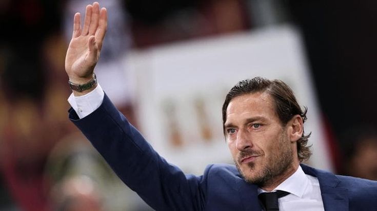 Totti boccia il mercato e la Roma risponde sui social: “De Rossi? Mi cerca spesso”