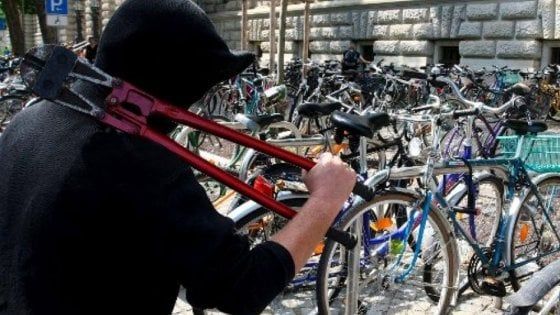 Denuncia il furto della bici, mezz'ora dopo il ladro la porta senza volerlo in commissariato