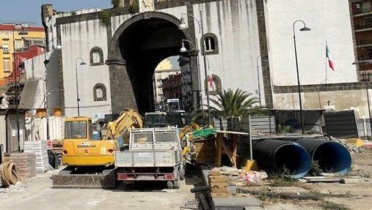 Porta Capuana, la svolta promessa è una discarica: "Noi, prigionieri dei cantieri da quattro anni"