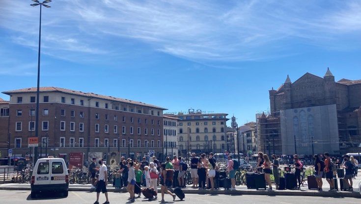 Sciopero selvaggio dei taxi a Firenze, scoppia la rabbia di turisti e famiglie