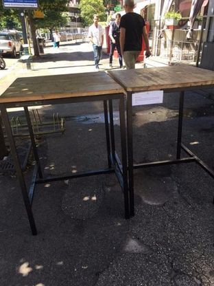 Roma, tavolini sulle buche: l'iniziativa del bar di Monteverde