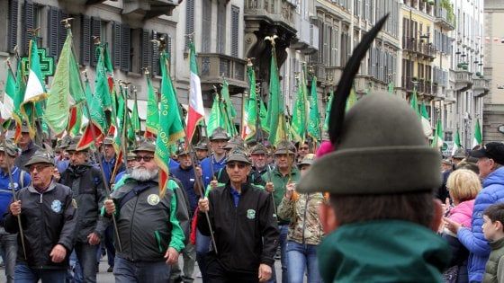 Milano, l’alpino prende i mezzi pubblici: dal metrò a Trenord boom di biglietti venduti per l’Adunata