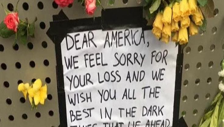 Amsterdam: fiori e messaggi a lutto davanti al consolato Usa per l'elezione di Trump