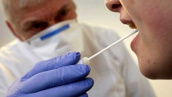 Tamponi, la denuncia di Salizzoni: "Troppi per certificare guarigioni, troppo pochi per diagnosticare il virus"