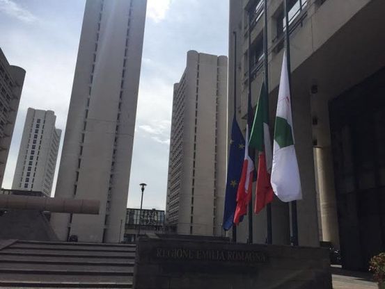 Strage di Nizza, tricolore francese a mezz'asta alla sede della Regione Emilia-Romagna