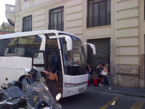 Bus turistico verso piazza di Spagna<br />Bloccato da residenti e commercianti