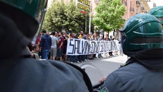 Foggia, fumogeni, uova e pomodori contro Salvini: la polizia carica i manifestanti