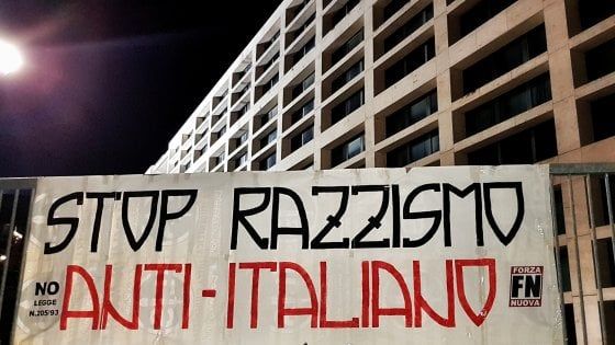 "Stop razzismo anti-italiano", striscione di Forza Nuova davanti al tribunale di Rimini