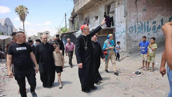 Pizzaballa torna tra le macerie di Gaza: “Vi riprenderete
