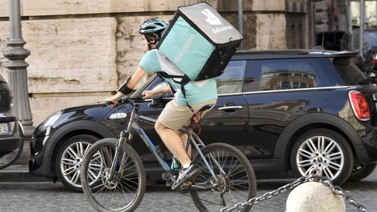Stop al cottimo per i rider, tornano le causali  nei contratti a tempo