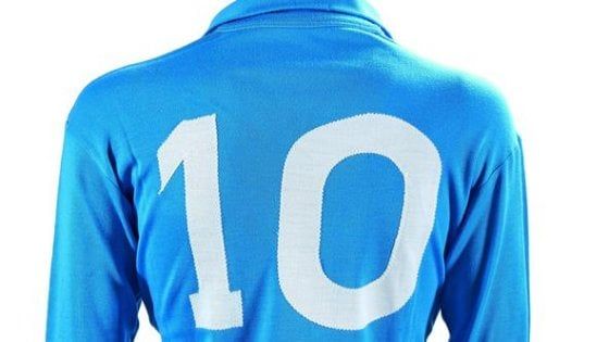 Maradona, il prezzo dei ricordi: la sua maglia del Napoli all'asta per 10mila euro