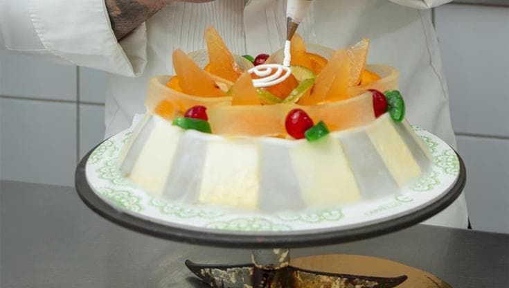 Cannoli, cassata e gelo d’anguria: la dolcezza siciliana per la festa di Dua Lipa e Callum Turner