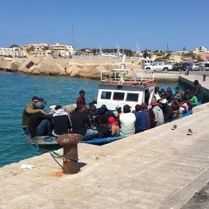 Lampedusa, più di cento migranti sbarcano nel weekend: lasciati per 35 ore sul molo