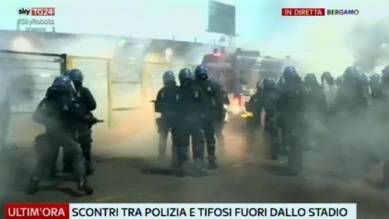 Bergamo, tensione tra tifosi e polizia al termine di Atalanta-Roma: 5 feriti