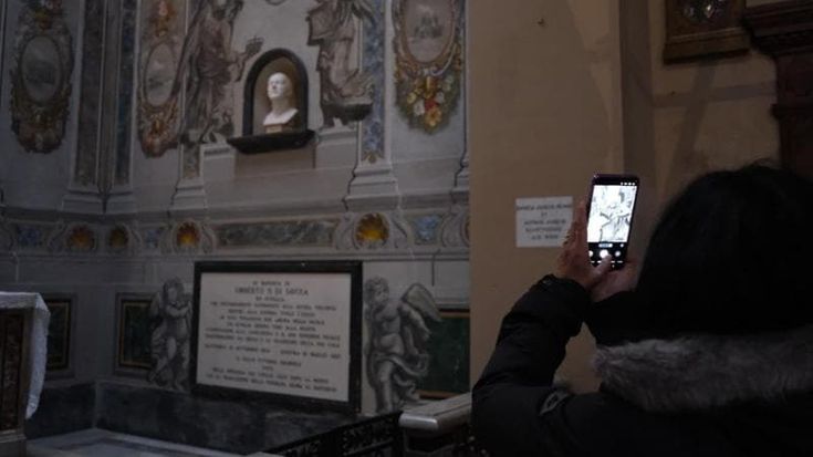 Tra i curiosi di San Lorenzo in Lucina: “Dov’è l’affresco con l’angelo Meloni? C’è anche Schlein?”