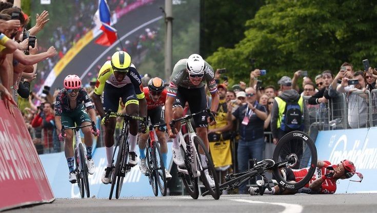 Giro d'Italia, Mathieu van der Poel vince a Budapest: è la prima maglia rosa