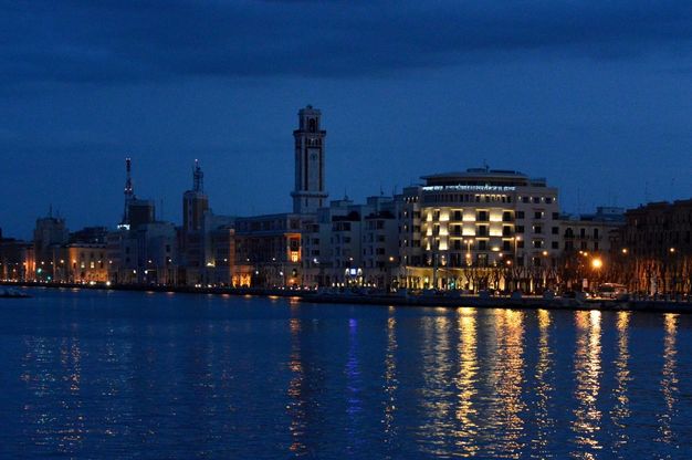 Bari, lungomare al buio per "M'illumino di meno"