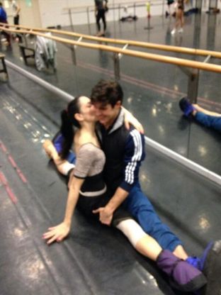Roberto Bolle e Beatrice, baci e coccole durante le prove