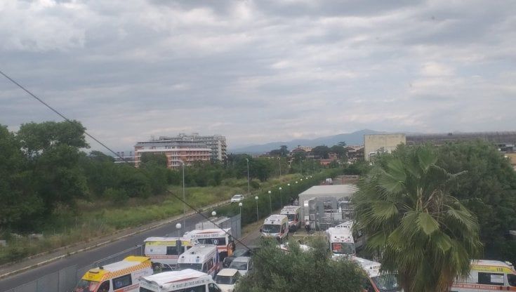 Inferno pronto soccorso, ambulanze ferme anche per 12 ore davanti al Pertini