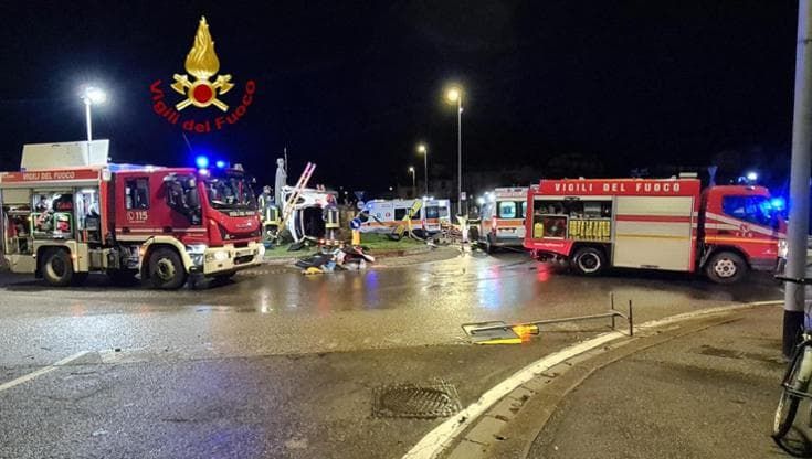 Auto si ribalta vicino alla statua di Folon, un ferito